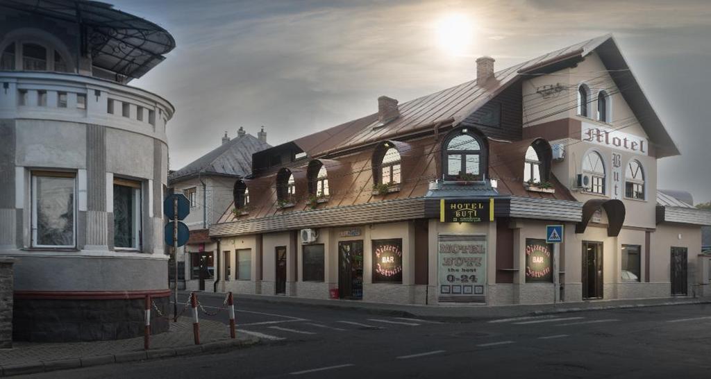 Motel Buti Sighetu Marmaţiei Exteriör bild